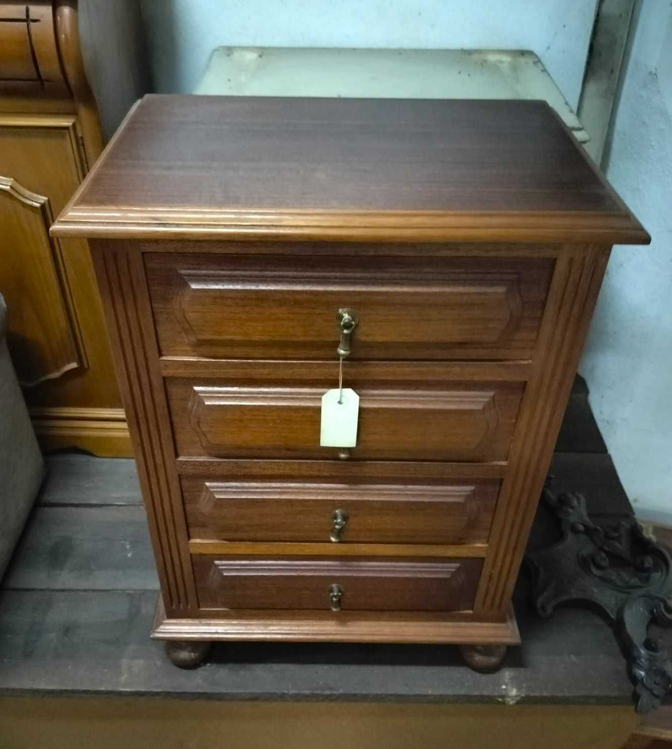 Mesinha de Cabeceira Nova