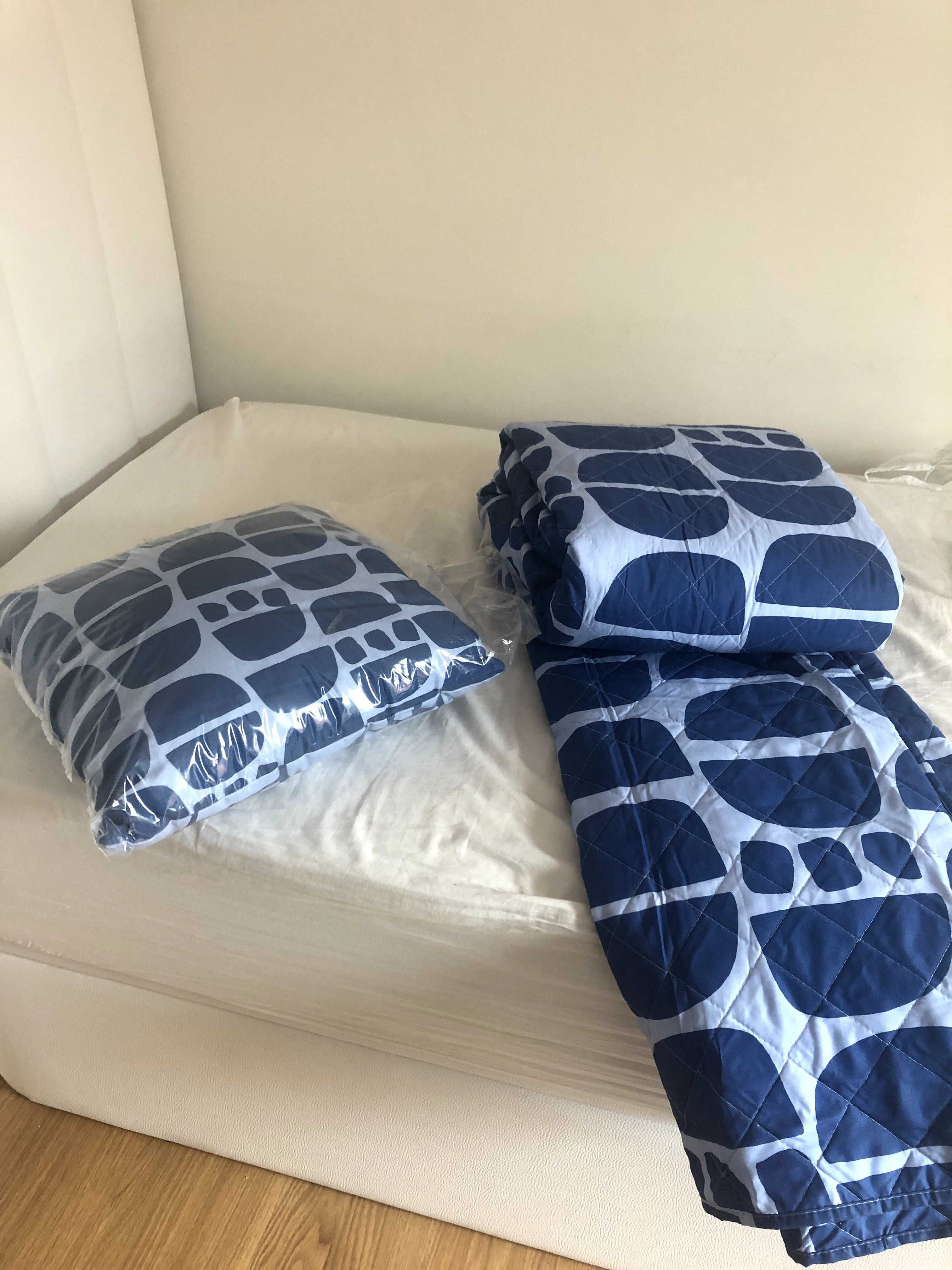 Edredão com estampado azul (250cx270, cama 150)e almofadas decorativas