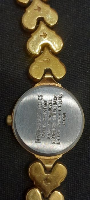 Relógio de senhora de corda muito ilegante.