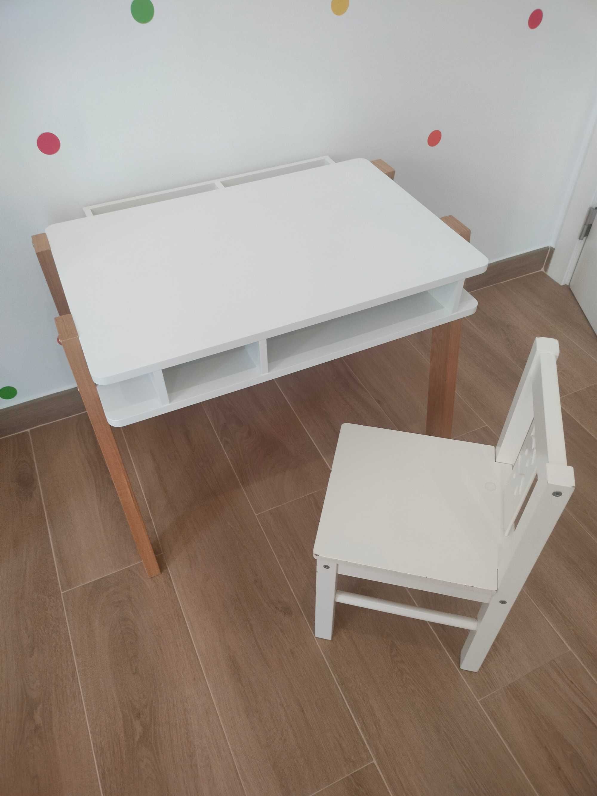 Secretaria infantil com cadeira