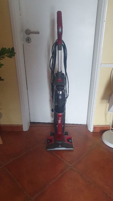 Aspirador aspira e lava