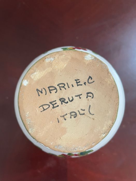 Італійська ваза з майоліки ручноі роботи з квітковим орнаментом.