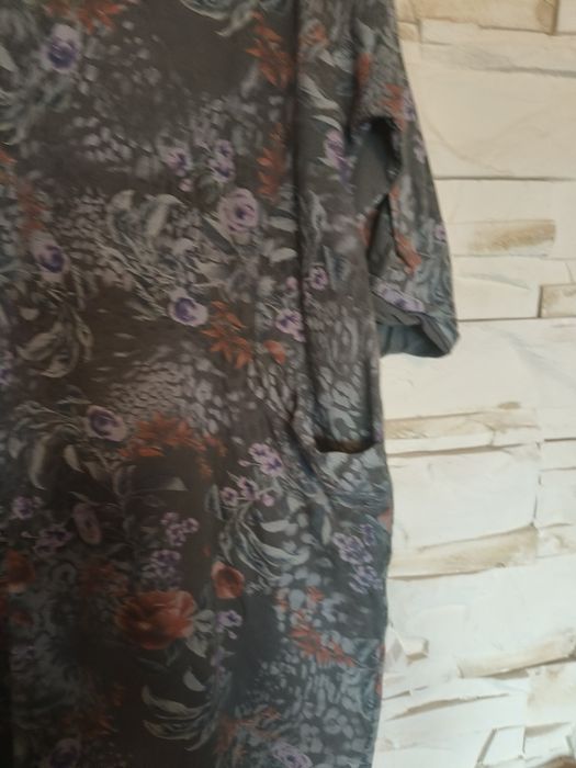 Piękna sukienka w kolorze grafitowym w drobny wzór kwiatowy