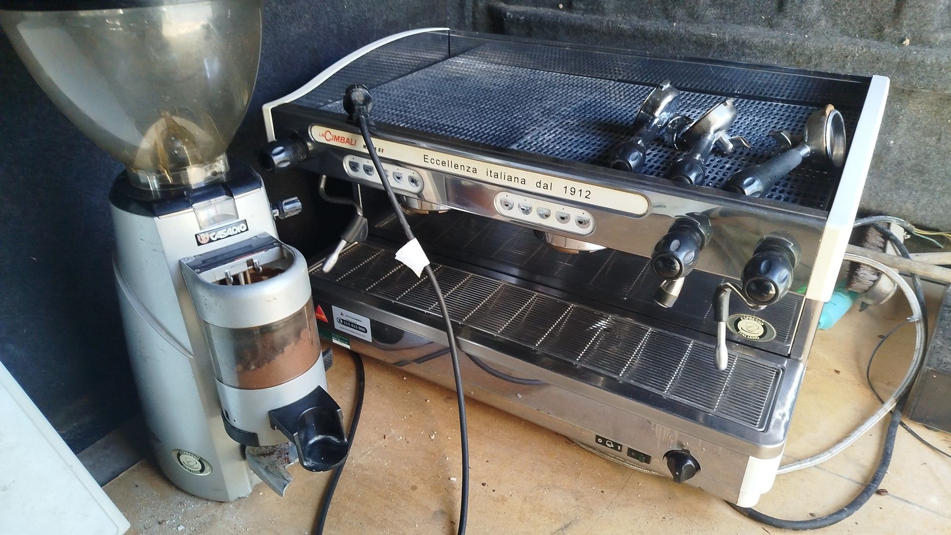 Máquina de café e moedor