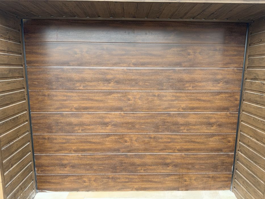 Brama garażowa segmentowa z napędem, 2023 rok, ciemny orzech