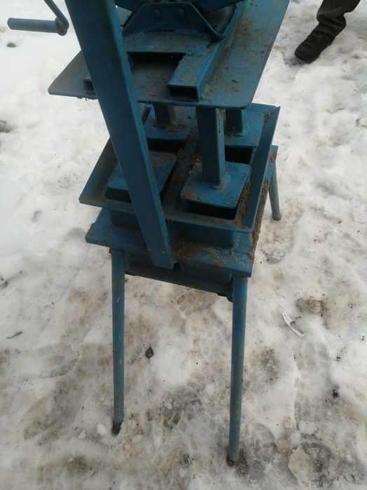 Прес для тирсоблоків на 4 штуки.