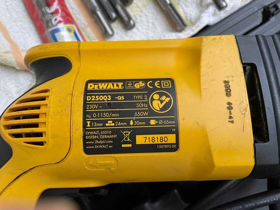 Zadbana młotowiertarka Dewalt D25003 (650W)