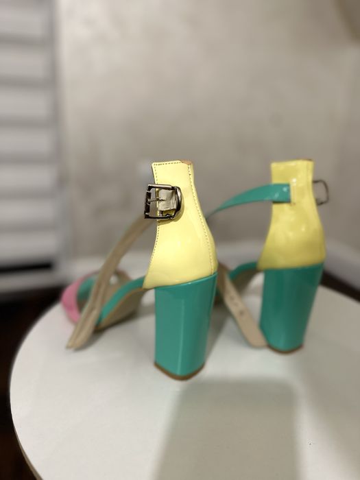 Продаю лакові босоніжки