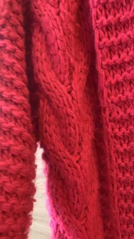 Wełniany długi sweter Kardigan Cocomore z kapturem fuksja