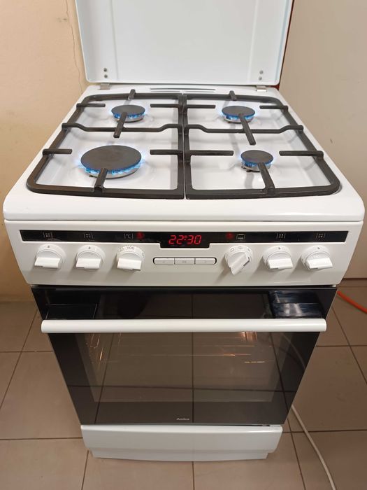 Kuchnia gazowo-elektryczna w bardzo dobrym stanie.