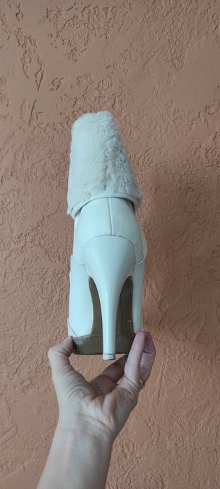 Зимние ботинки на каблуке, внутри мех, на 37 размер, стелька 24 см