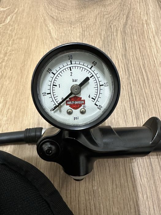 Насос для задніх амортизаторів Harley Davidson з чохлом