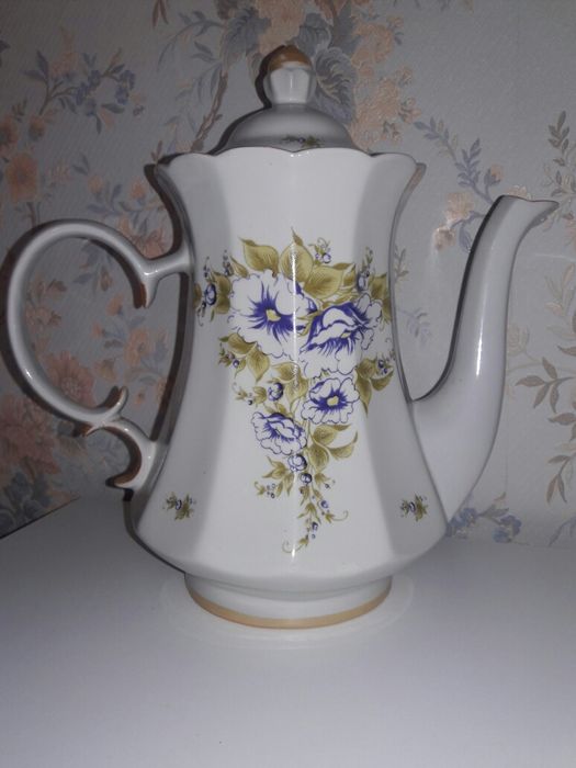 Чайник для сервировки стола.