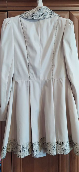 Продам светлый плащ