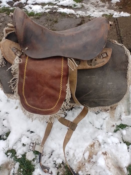 Сідло для верхової їзди на конях