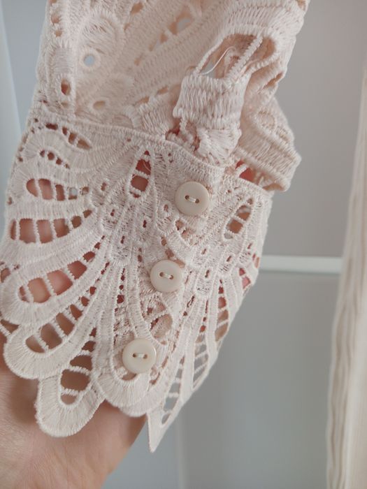 Beżowa sukienka z koronkowymi rekawami