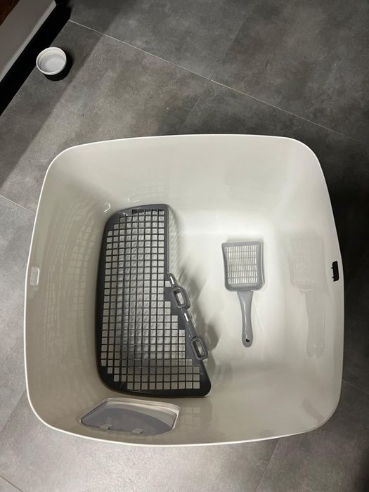 Kuweta biala zamykana dla kota