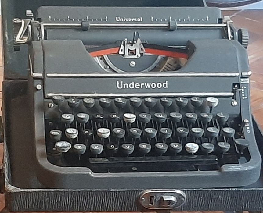 Máquina de escrever Underwood com suporte em tripé articulado. Rara