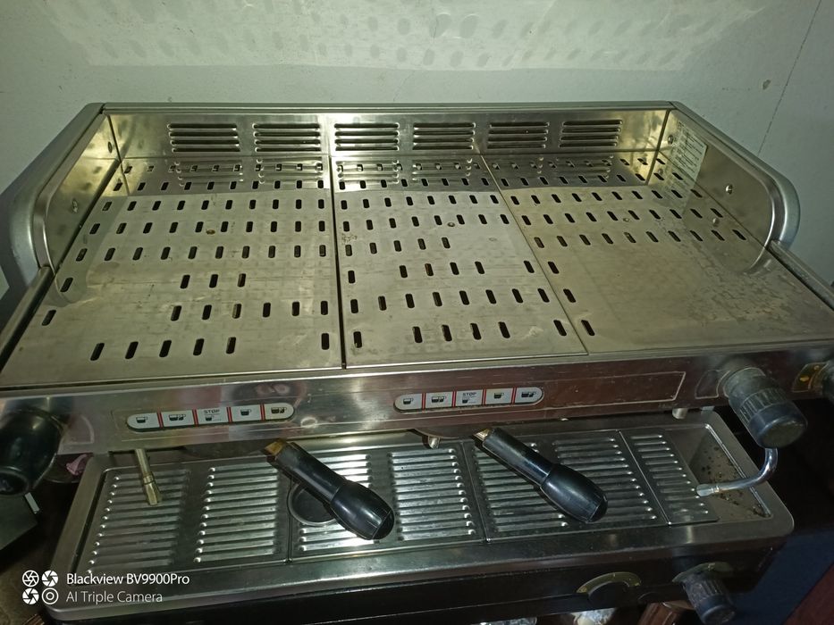 Máquina de café industrial em bom estado