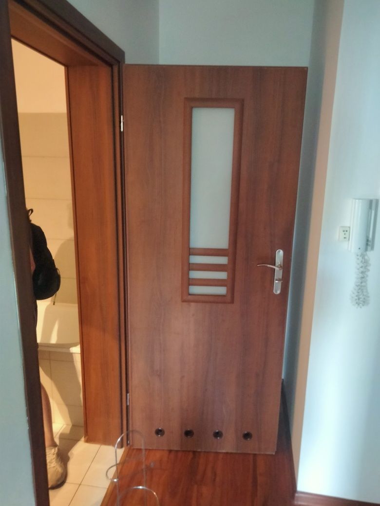4 pary drzwi z ościeżnicami