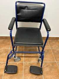 Wózek inwalidzki z funkcją toalety