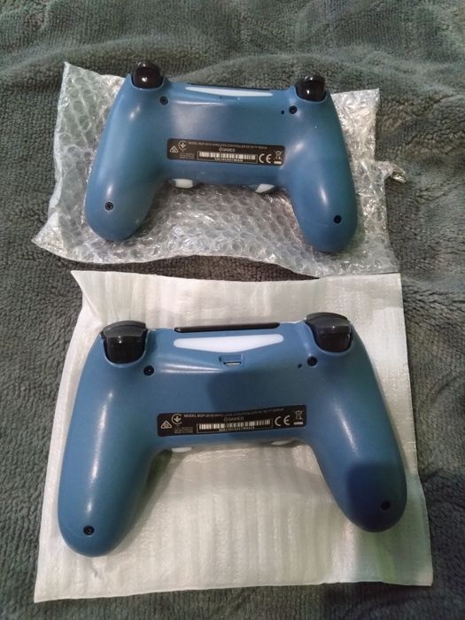 Pad do PS4 x 2 moro za 120 zł