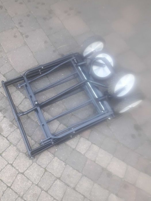 Wózek składany z kołami obrotowymi