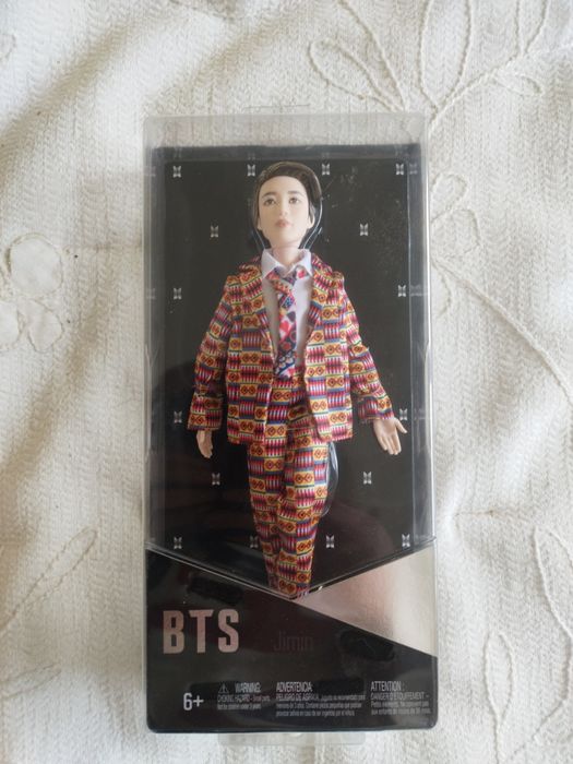 Boneca colecionável da banda BTS, fabricada pela Mattel. Apresenta um