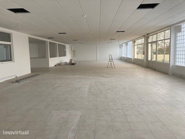 Armazém para arrendar no Carregado