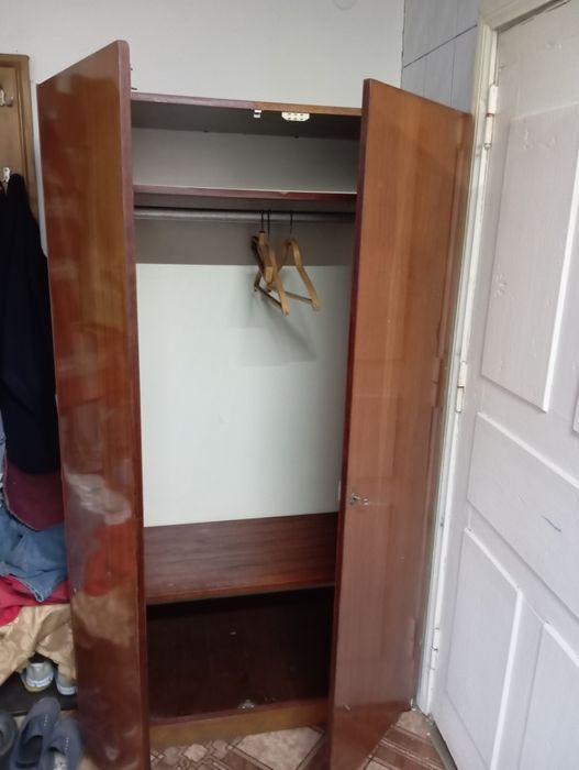 Шафа зі штангою віддам за шоколадку