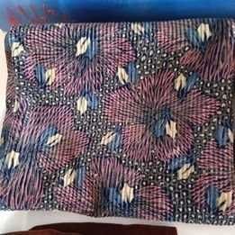 Pedaços de veludo cotelê e tecidos muito antigos *