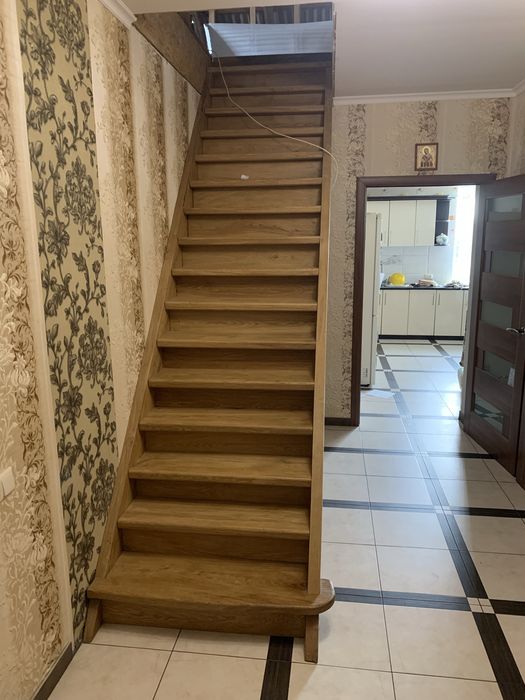 Сходи дубові лаковані