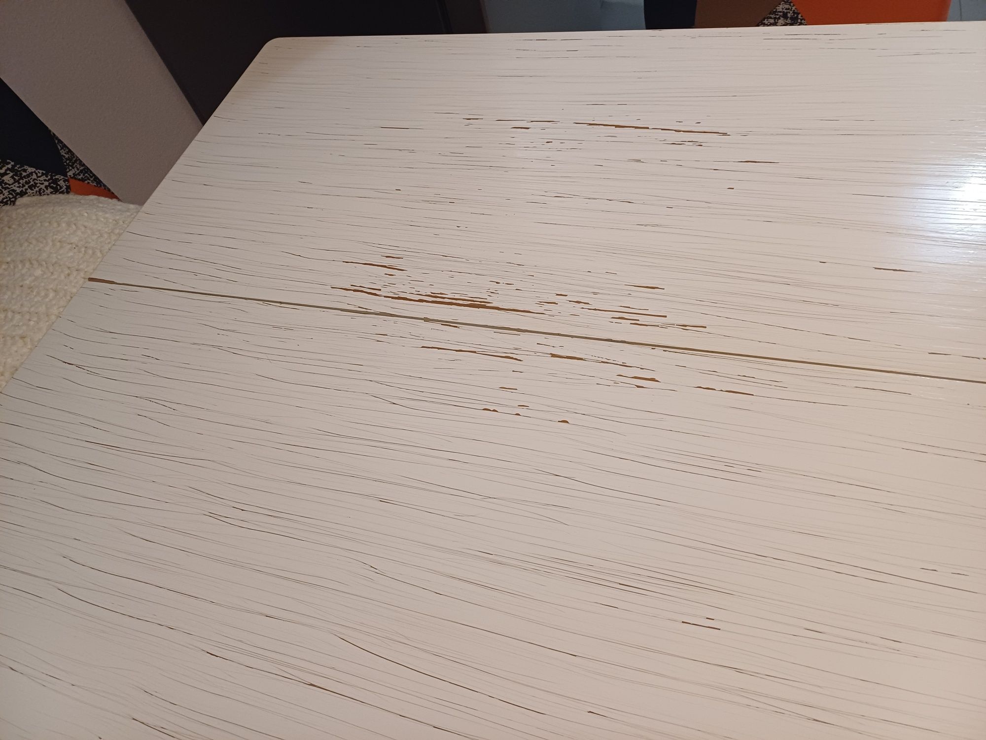 Mesa de madeira maciça, pintada de branco com efeito decapé.