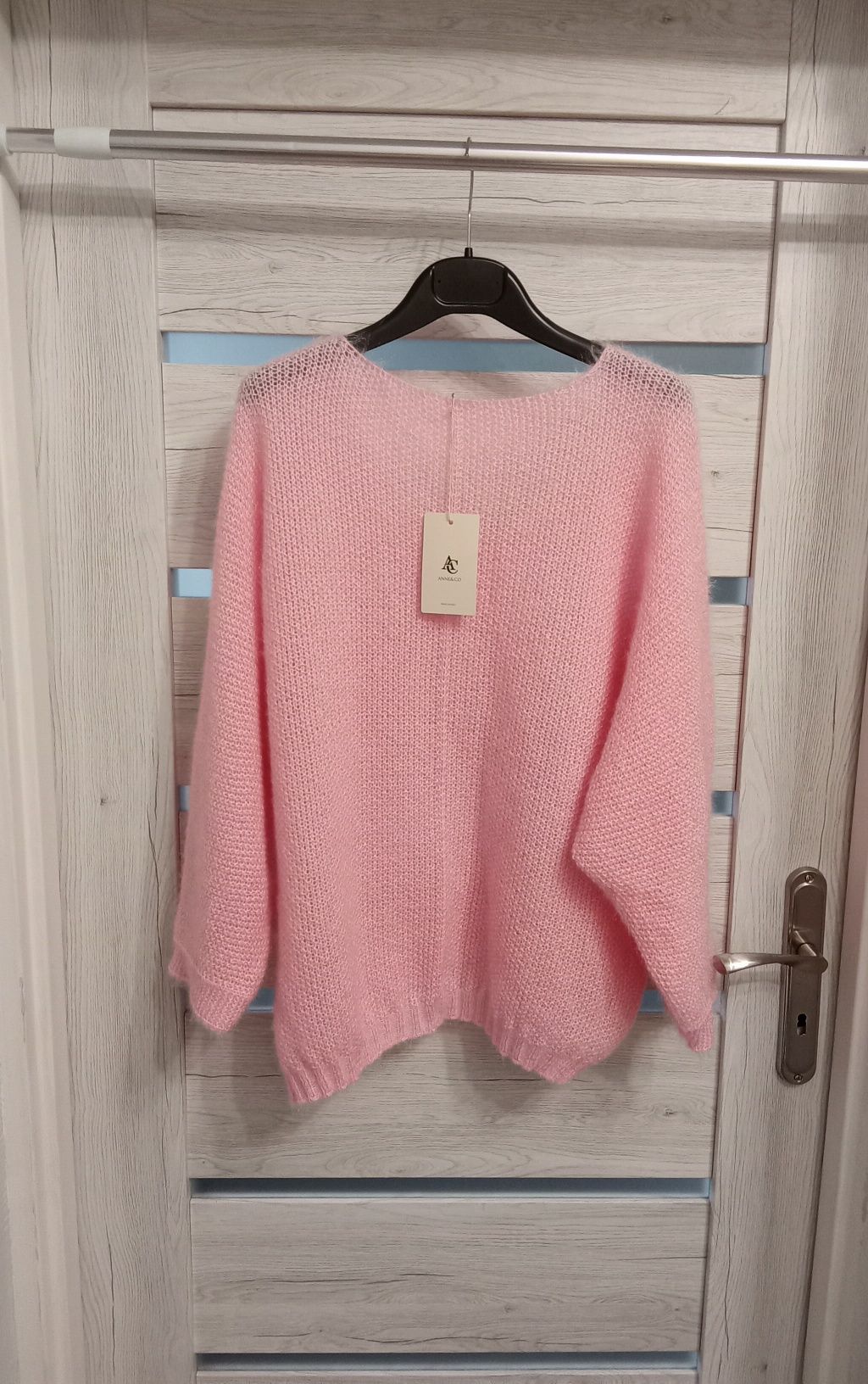 Sweter puchaty z aplikacją 3D
