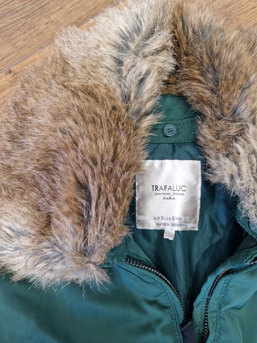 Зелена куртка -бомбер  від Zara з імітацією хутра на комірі.
Це зелена