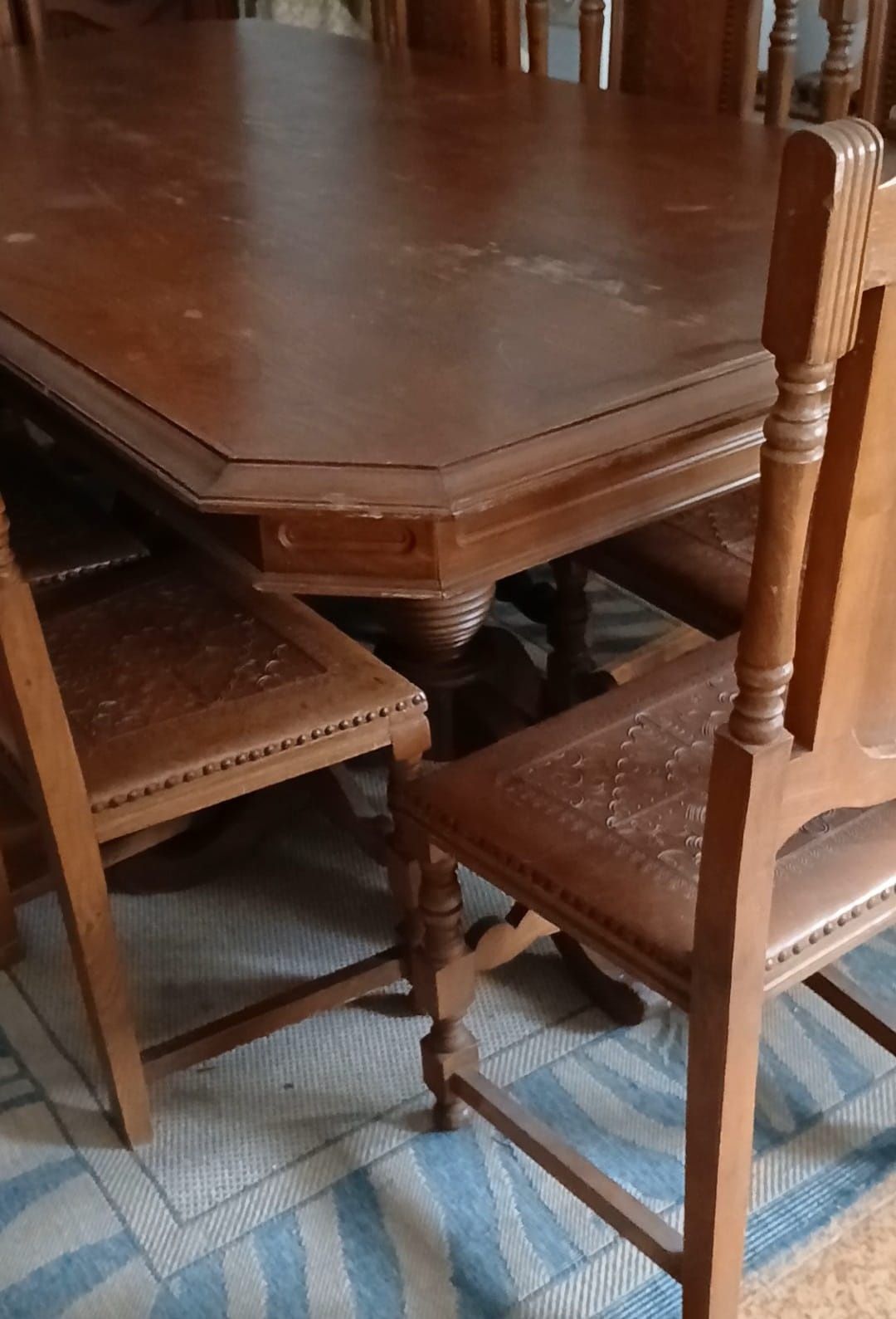 Mesa e 8 cadeiras com 80 anos