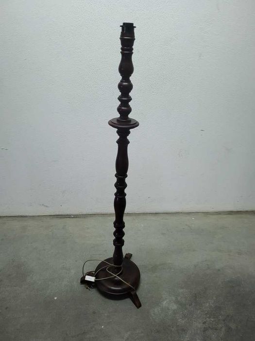 Candeeiro de Pé em Madeira