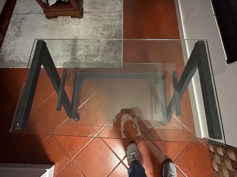 Mesa com parteleiras em vidro