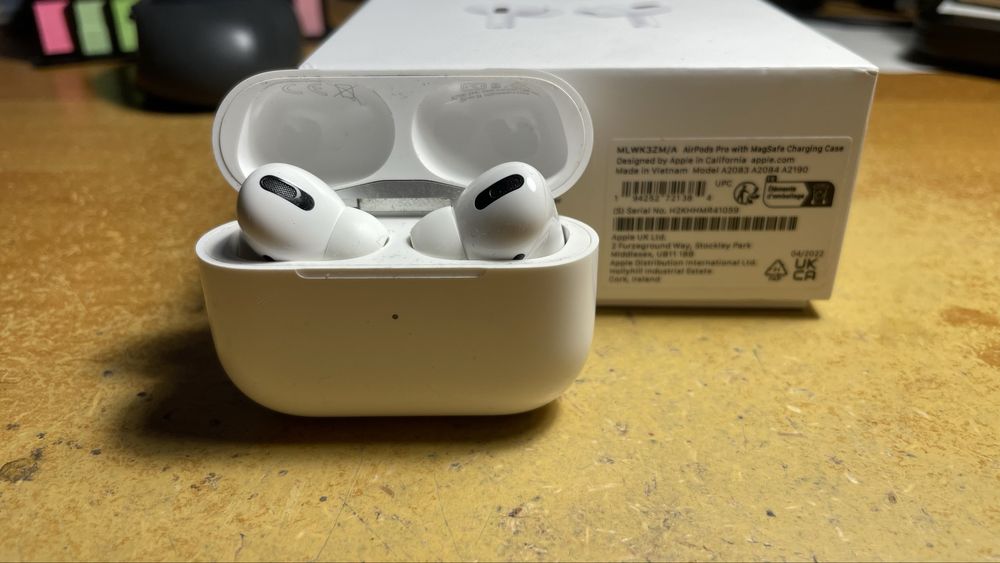 Airpods pro 1 oryginalne (lekki problem) + super pokrowiec