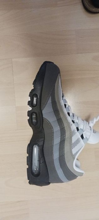 Nike Air Max 95 nas cores preto branco e cinzento