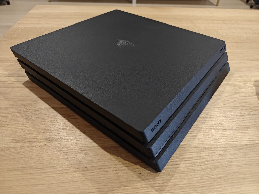 PlayStation 4 Pro 1TB, 2 pady