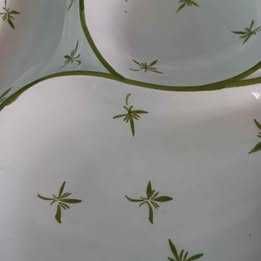 Prato aperitivos com várias divisões com o formato de uma pomba *