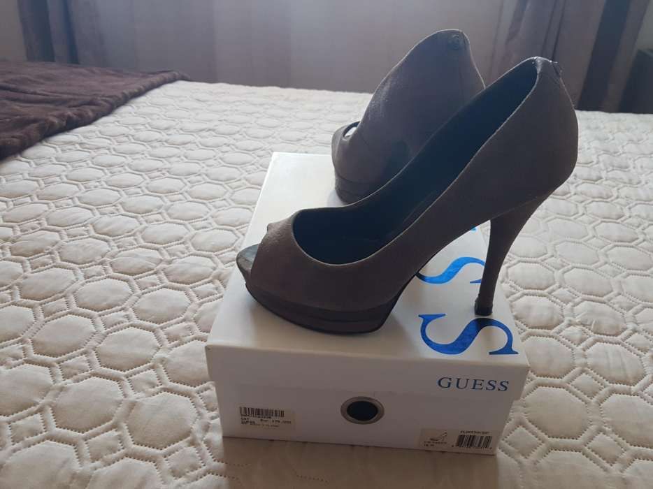 Sapato de salto alto, cor verde azeitona da marca Guess n°36