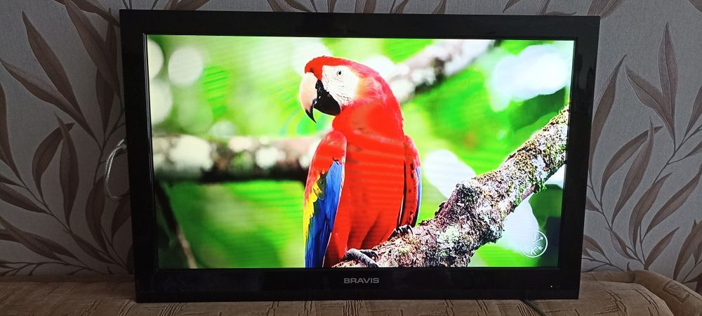 Телевізор Bravis 32 LED HD ідеальний стані
