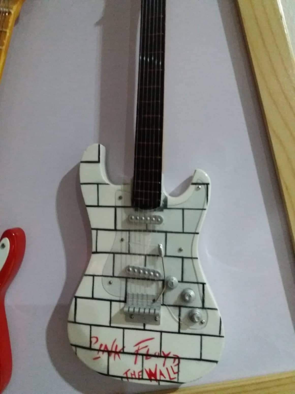 Vendo coleção de guitarras miniatura