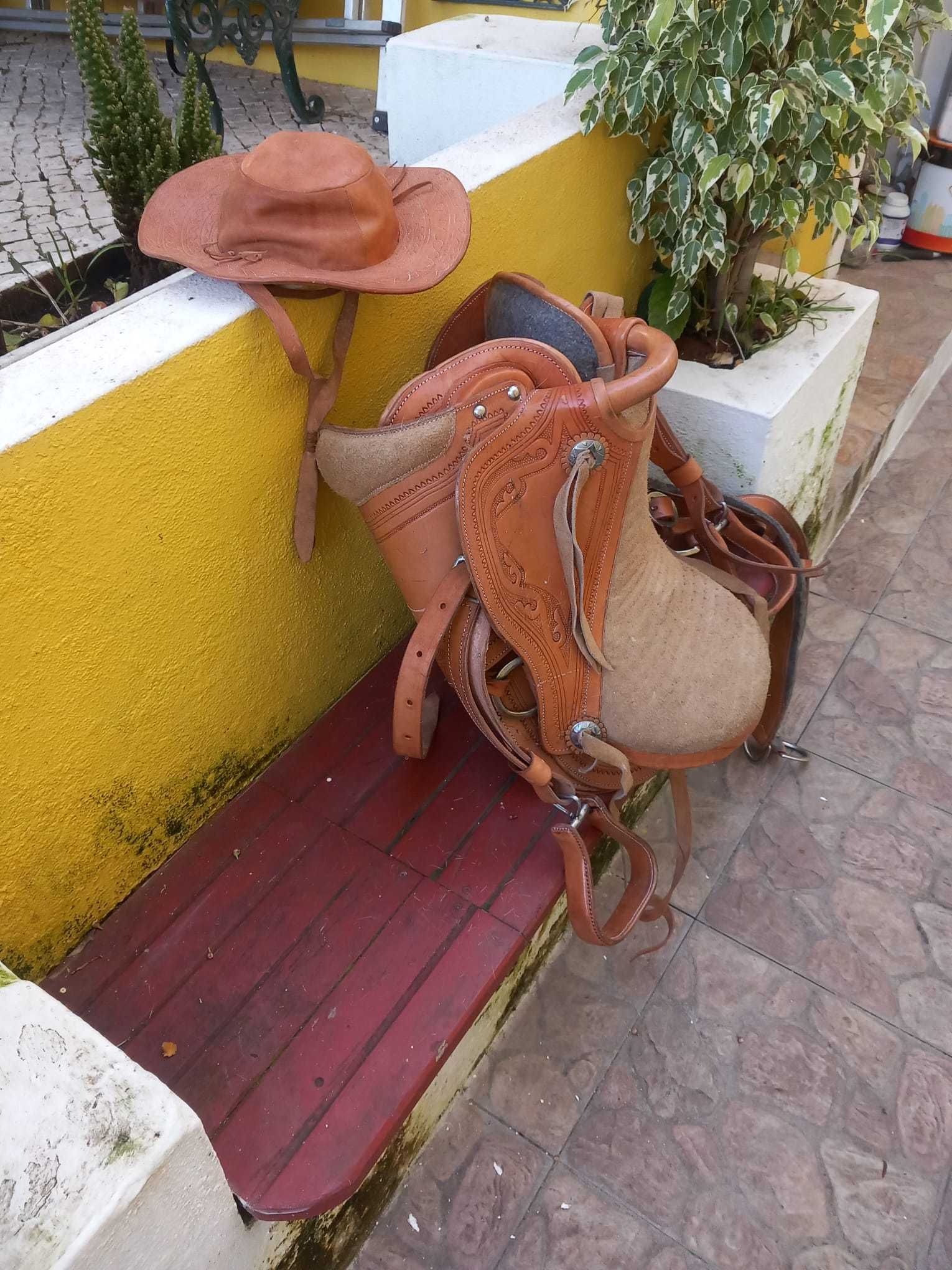 cela de cavalo c/ chapéu de cowboy nova