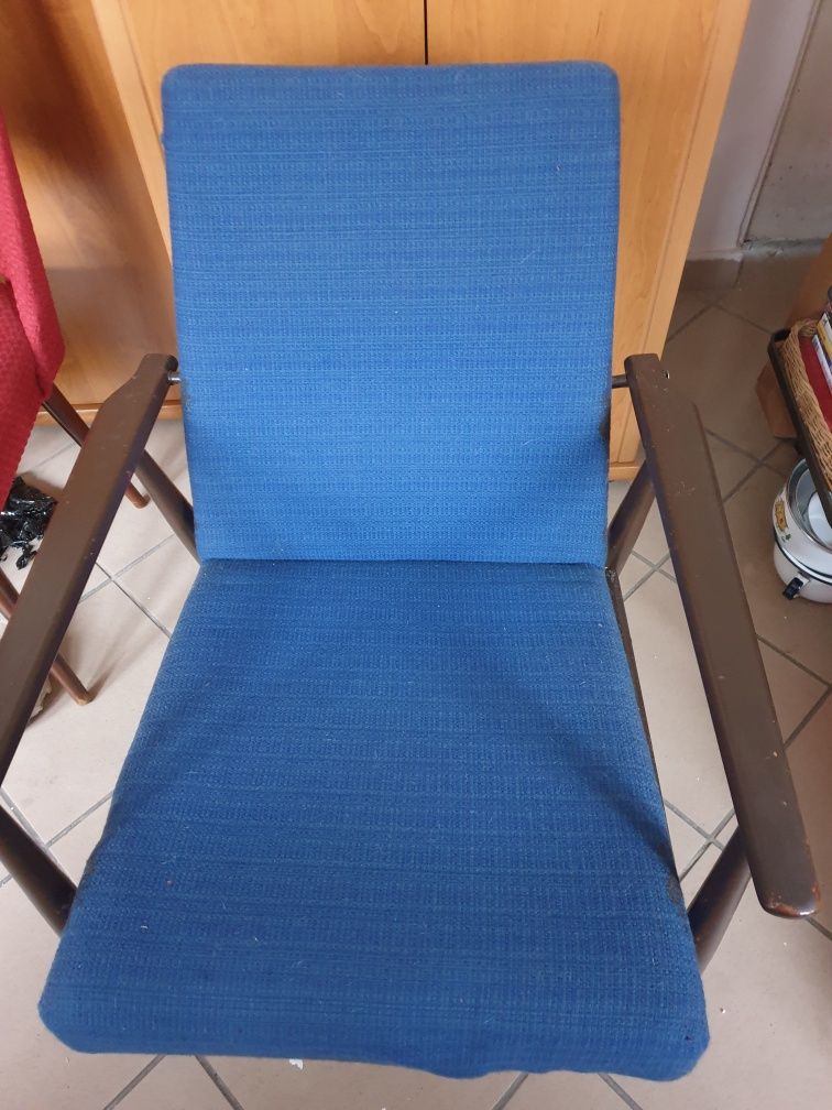 Stary fotel Lisek z kolekcji PRL-u.