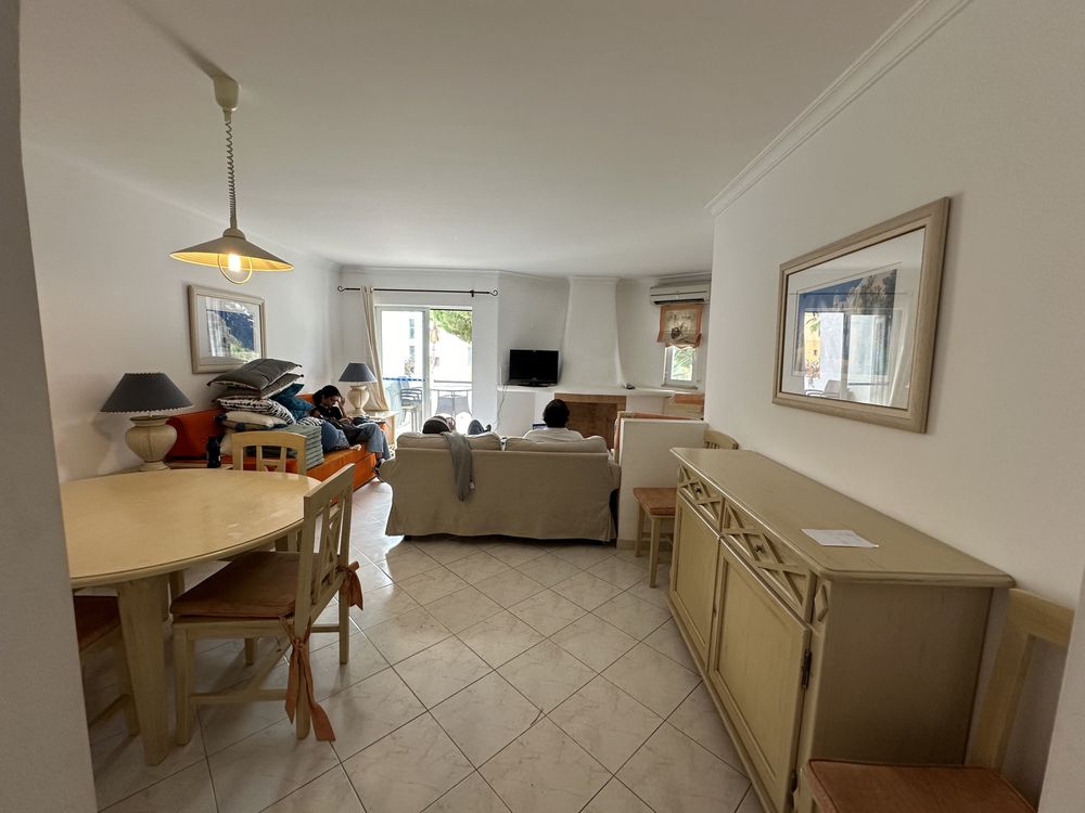 Conjunto Mesa jantar em madeira pintada com 6 cadeiras