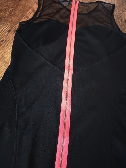 Sukienka czarna z różowym zamkiem