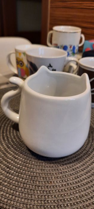 Biały złocony kubek kotek